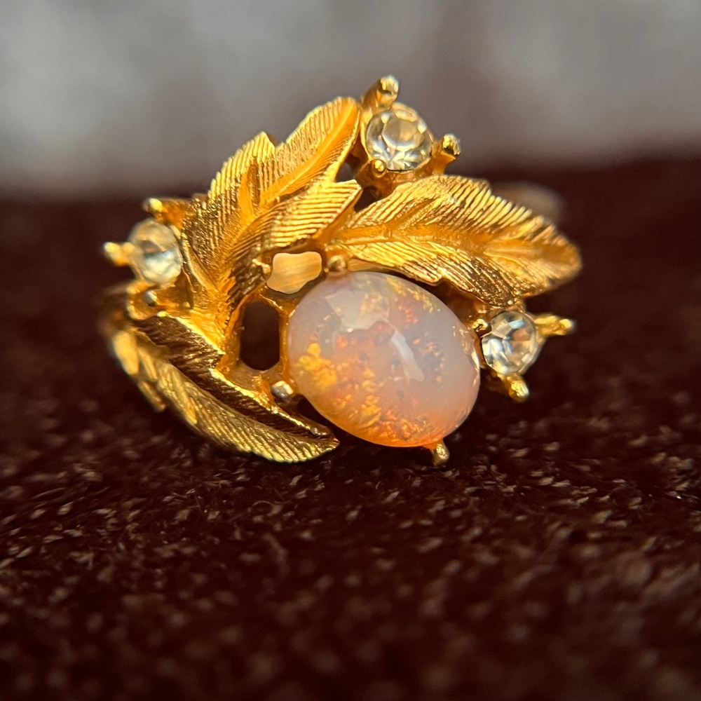Vintage Avon "Fire Flower" Ring Adjustable Sizes 4-6 Gold Tone Faux Pink Opal
